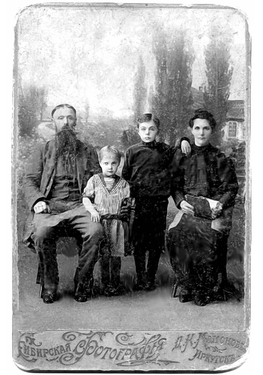 Foto di migranza in Siberia. Ritrae Giovanni Toneatti da Clauzetto con la famiglia ad Irkutzk